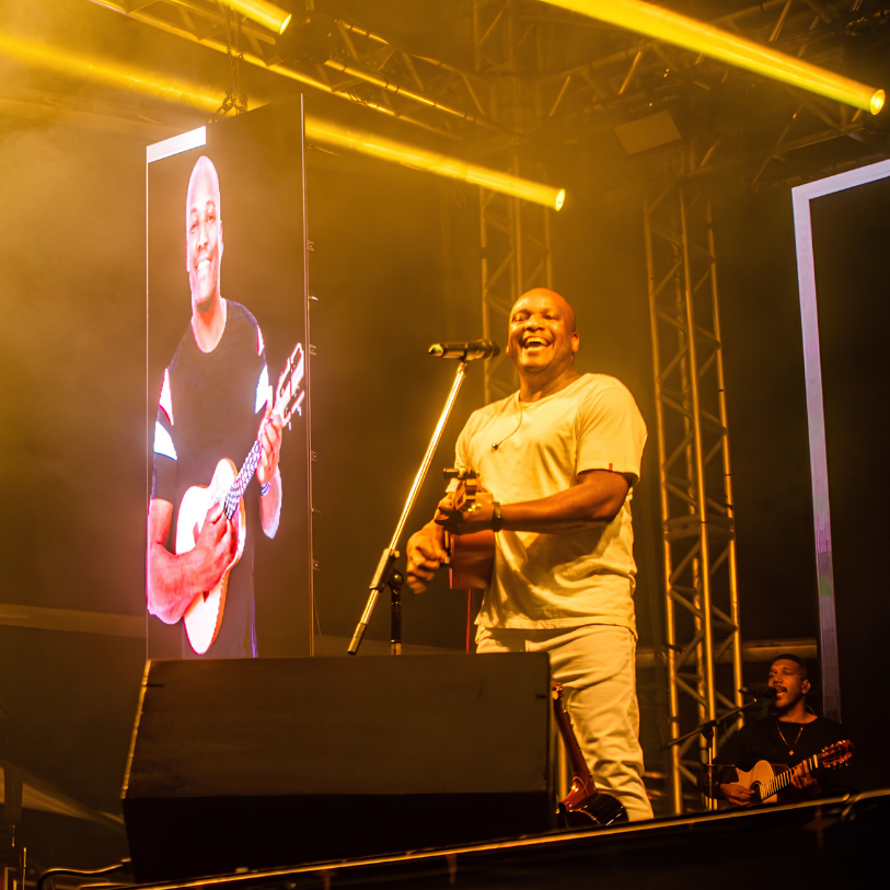 Carlucho ART tocando cavaquinho durante uma apresentação musical